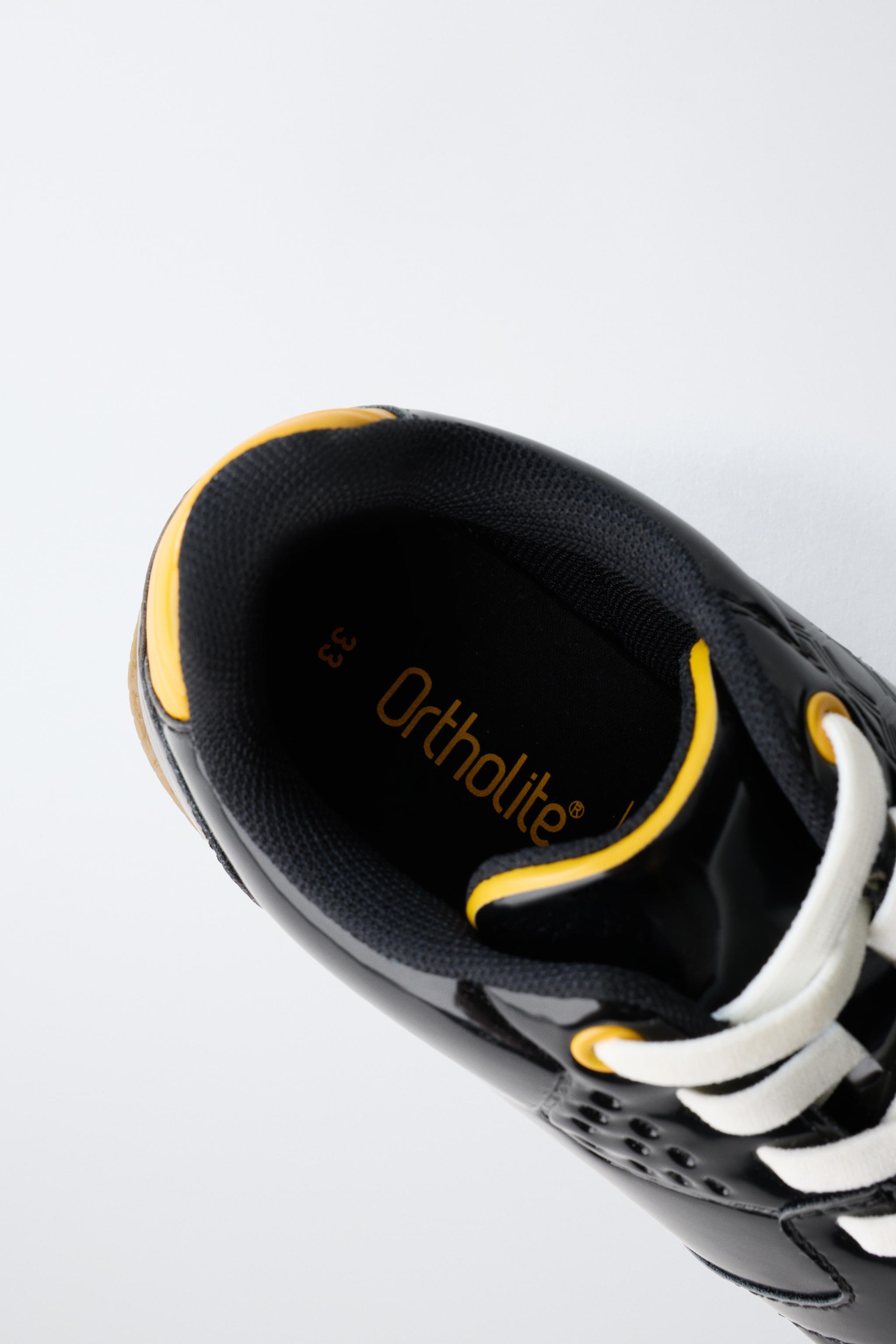 SOCCER SNEAKERS